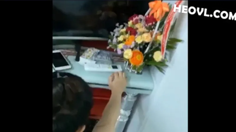 Không chịu đi tắm vì dam dang quá cần nện luôn !