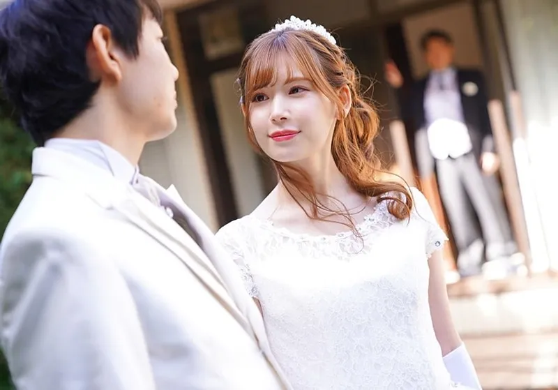 Bố gã chồng nện bạn gái của con trai ngay sau lễ cưới của con trai