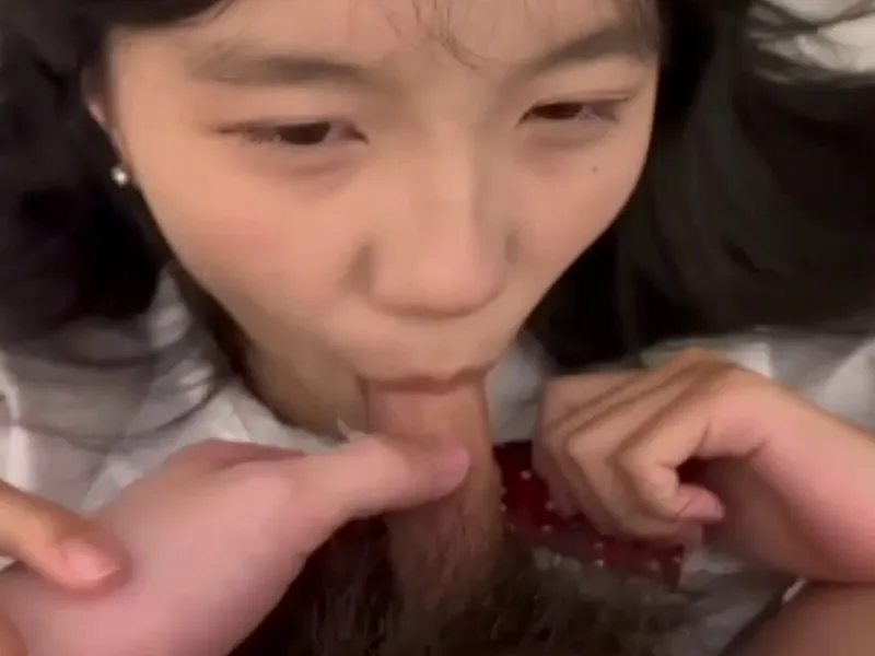 Em loli dễ thương mút chuối biến em thành con đào dam dang p2